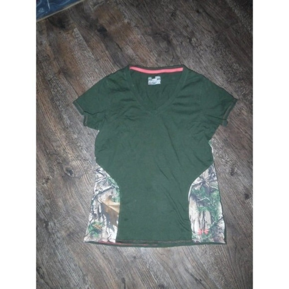 Under‎ Armour HeatGear Camo Olive Green V Neck Semi Fitted Top